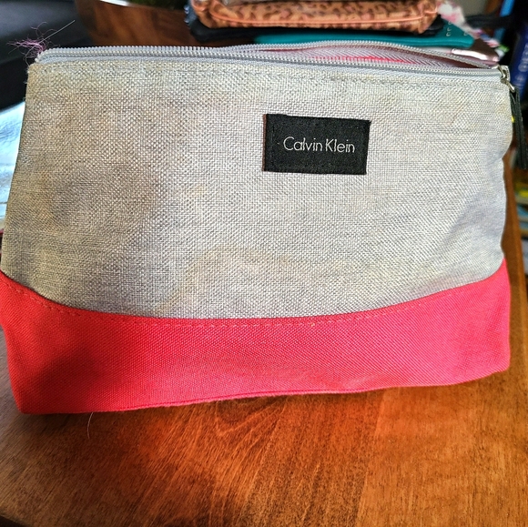 Calvin Klein Handbags - 📦Calvin Klein Makeup Bag